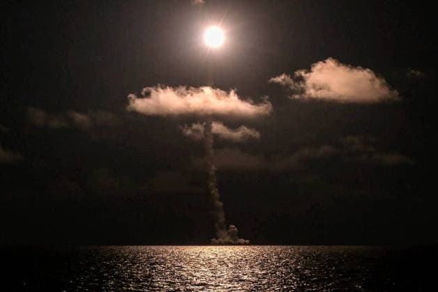 Bilder des Jahres 2023, News 11 November News Themen der Woche KW44 News Bilder des Tages Russland, Atom-U-Boot Imperator Alexander III testet AbschuÃŸ einer Interkontinentalrakete RUSSIA - NOVEMBER 5, 2023: The Imperator Alexander III new nuclear-powered submarine carries out a test launch of a Bulava intercontinental ballistic missile. Best quality available. Video screen grab. Russian Defence Ministry TASS  64420028