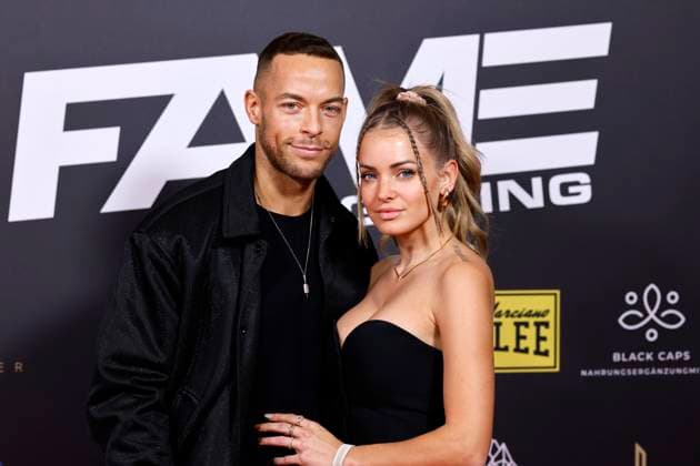 Basketballspieler und Fernsehdarsteller Andrej Mangold und seine Partnerin Annika Jung beim Fame Fighting 2023 - Boxevent mit Influencern und Reality-Stars. Zahlreiche TV-Persönlichkeiten, Influencer und Reality-Stars duellierten sich im Maritim Hotel. Bonn, 04.11.2023 NRW Deutschland *** Basketball player and TV actor Andrej Mangold and his partner Annika Jung at the Fame Fighting 2023 boxing event with influencers and reality stars Numerous TV personalities, influencers and reality stars fought a duel at the Maritim Hotel Bonn, 04 11 2023 NRW Germany Copyright: xChristophxHardtx