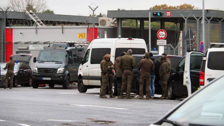 News Themen der Woche KW44 News Bilder des Tages Heute Abend um kurz nach 20 Uhr hat ein Auto ein Tor zum Sicherheitsbereich des Hamburger Flughafens durchbrochen. In dem Auto sollen sich ein Mann und zwei Kinder befinden. Der Mann ist bewaffnet und hat die Waffe auch benutzt, bzw. Schüsse abgegeben. Die Schüsse gingen wohl in die Luft. Laut Bundespolizei soll es sich um eine Kindesentziehung handeln. Die Polizei Hamburg und die Bundespolizei sind mit einem Großaufgebot und Spezialkräften im Einsatz. Der Flughafen Hamburg ist zur Zeit gesperrt, die Terminals wurden evakuiert. (Stand 22.37 Uhr) Hamburg, der 04.11.2023 Auto rast durch Tor am Hamburger Flughafen - Schüsse auf Vorfeld, Hamburg-Fuhlsbüttel Hamburg Deutschland Hamburg Airport Helmut-Schmidt- *** Shortly after 8 p.m. this