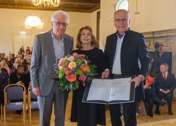Gerd ANTHOFF, Schauspieler und Laudator, Senta BERGER, Schauspielerin und Preistraegerin und Udo HAHN, Akademiedirektor. Verleihung Toleranzpreis, 5.11.2023. Verleihung des TOLERANZPREISES der Evangelischen Akademie Tutzing an S E N T A B E R G E R in Tutzing, E V A N G E L I S CH E A K A D E M I E T U T Z I N G, Deutschland. Quelle Copyright Credit : Oryk HAIST