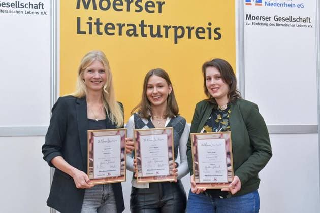 Entertainment Themen der Woche KW44 Entertainment Bilder des Tages MO Literaturpreisverleihuing *** NUR FÜR REDAKTIONELLE ZWECKE *** EDITORIAL USE ONLY ***<p>Am 05.11.2023 wurde in Moers der Literaturpreis verliehen. Preisträger sind : vlnr 1. Preis: Inga Hanka; 2.Preis: Helena Ritgens; 3. Preis Katrin Kluwe; Deutschland Nordrhein Westfalen Moers Copyright: RüdigerxBechhaus *** MO Literature Prize Award FOR EDITORIAL PURPOSES ONLY EDITORIAL USE ONLY p On 05 11 2023 the Literature Prize was awarded in Moers Prize winners are flnr 1 Prize Inga Hanka 2 Prize Helena Ritgens 3 Prize Katrin Kluwe Germany North Rhine-Westphalia Moers Copyright RüdigerxBechhaus Copyright: RüdigerxBechhaus doc7sp36yzbmed16i0yiiba ,EDITORIAL USE ONLY