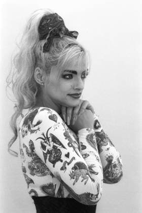 Nina Hagen (Musikerin) 09 91 te Nina Hagen auf der IFA (Internationale Funkausstellung) in Berlin im September 1991 Messe Technologiemesse Industriemesse Unterhaltungselektronik Ausstellung Deutschland deutsch deutsche Frau Musik Gesang Sängerin Songwriterin Rock Rockmusik Punk Schauspiel Schauspielerin german female singer actress hoch halb stehend Halbprofil Porträt neutral Arme verschränkt verschränkte sw *** Nina Hagen musician 09 91 te Nina Hagen at the IFA Internationale Funkausstellung in Berlin in September 1991 fair technology fair industrial fair consumer electronics exhibition Germany german german woman music singing singer songwriter rock rock music punk acting actress german female singer actress high