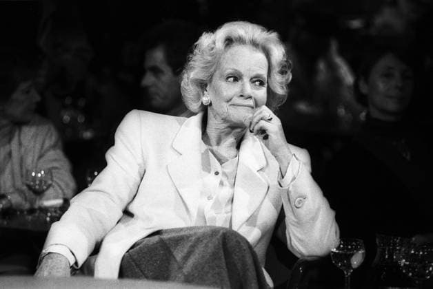 Maria Riva (Schauspielerin) 01 93 ue Maria Riva in der NDR-Talkshow vom 15. Januar 1990 TV Fernsehen Talkshow Talk Show USA Amerika amerikanisch US-amerikanische Frau Schauspiel Spielfilm Film Tochter Marlene Dietrich Autorin us american daughter actress author quer halb sitzend lächelnd sw *** Maria Riva actress 01 93 ue Maria Riva in the NDR talk show from January 15, 1990 TV television talk show talk show USA America american US american woman acting feature film movie daughter Marlene Dietrich author us american daughter actress author cross half sitting smiling sw