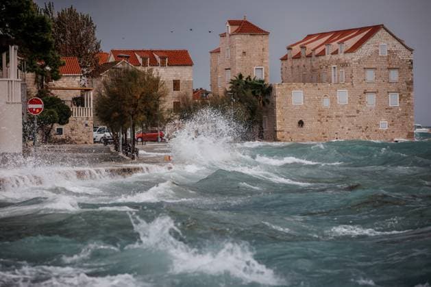 News Themen der Woche KW44 News Bilder des Tages A strong south wind raised waves that flooded the Kastela waterfront A strong south wind raised waves that flooded the Kastela waterfront, in Kastela, Croatia, on Nov 05, 2023. ZvonimirxBarisin PIXSELL