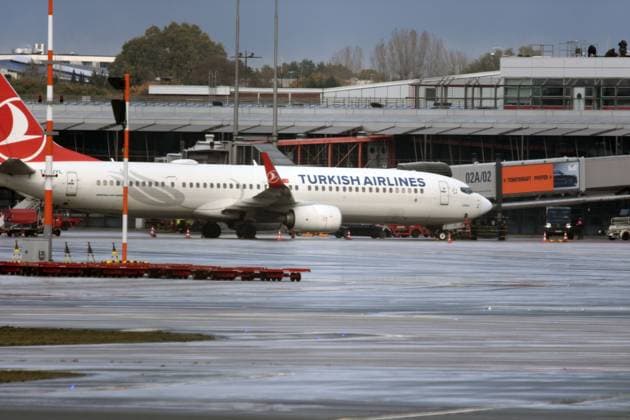 Bilder des Jahres 2023, News 11 November News Themen der Woche KW44 News Bilder des Tages Nach 18 Stunden wurde am Sonntagnachmittag gegen 14.30 Uhr die Geiselnahme am Hamburger Flughafen friedlich beendet. Der 35-jährige Vater Täter verließ mit seiner vierjährigen Tochter das Fahrzeug, mit dem er zunächst ein Tor am Flughafen Hamburg durchbrochen hatte. Polizisten hatten das Flugzeug der Turkish Airlines umstellt, unter der Maschine stand der Wagen. Der Mann soll gefordert haben, mit seiner Tochter ausgeflogen zu werden. Letztlich verließ er das Auto übergab seine Tochter den Polizeibeamten und legte sich auf Rollfeld. Dort wurde er von Polizisten einer Spezialeinheit widerstandslos festgenommen. Hamburg, der 05.11.2023 Geiselnahme am Flughafen Hamburg beendet - Vater verlässt nach Verhandlungen freiwillig mit seiner To