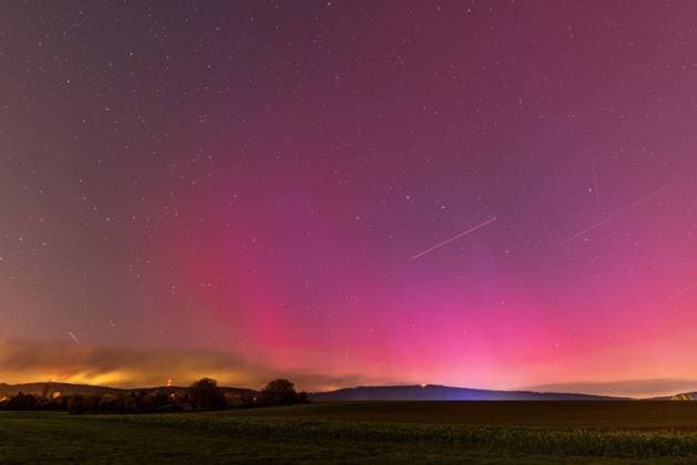 Bilder des Jahres 2023, News 11 November News Themen der Woche KW44 News Bilder des Tages Polarlichter in Hessen Polarlichter sind am Abend am Himmel nördlich von Oberursel über dem Taunushauptkamm zu sehen., Oberursel Hessen Deutschland *** Northern lights in Hesse Northern lights can be seen in the evening in the sky north of Oberursel over the Taunus main ridge , Oberursel Hesse Germany