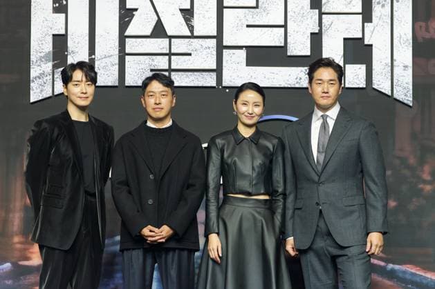 Entertainment Bilder des Tages Entertainment Themen der Woche KW44 Disney Plus series Vigilante press conference SEOUL, SOUTH KOREA, NOV 06: South Korean actors Lee Joon-hyuk, director Choi Jeong-yeol, Kim So-jin, Yoo Ji-tae during Disney Plus series Vigilante press conference at the InterContinental Seoul Parnas in Seoul, South Korea, on November 06, 2023. Seoul the InterContinental Seoul Parnas South Korea 7974_275540 Copyright: xStevexChoxKyewoong PentaxPressx