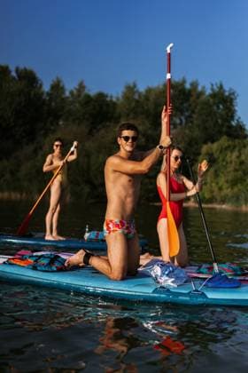 Friends having fun on forest lake, riding SUP boards. paddleboarding. Minsk, Minsk Region, Belarus CR_YUKI231101D-1278645-01 ,model released, Symbolfoto