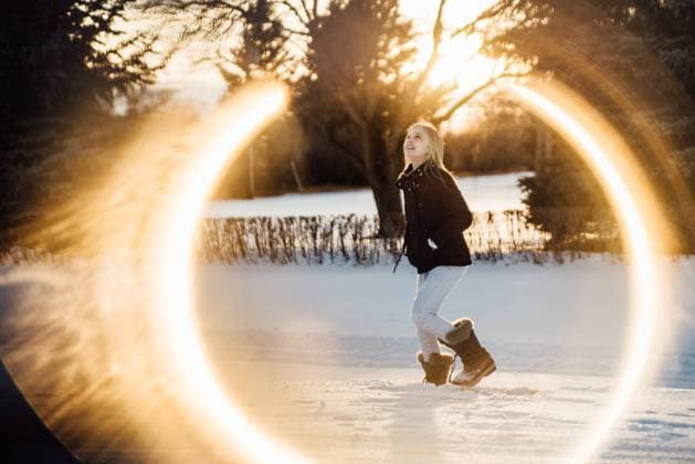 Side view of teen girl with long blond hair walking outside and United States, North Dakota, Bismarck CR_KIFR231101-148982-01 ,model released, Symbolfoto