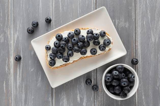 Flaches Sandwich mit Frischkäse und Heidelbeeren *** flat Sandwich with Cream cheese and Blueberries Copyright: imageBROKER OleksandrxLatkun ibxole09792520.jpg