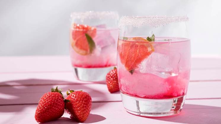  Glas mit kaltem Erdbeeraroma Getränk *** Glass with cold Strawberry flavor Drink Copyright: imageBROKER/OleksandrxLatkun ibxole09792725.jpg