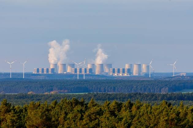 Braunkohlekraftwerk Jaenschwalde DEU Deutschland Brandenburg Bohsdorf, 04.11.2023, Das Braunkohlekraftwerk Jaenschwalde (LEAG) und Windraeder sind am Horizont zu sehen, Blick vom Aussichtsturm Bohsdorf (Felixsee) zum Kraftwerk. *** Lignite-fired power plant Jaenschwalde DEU Germany Brandenburg Bohsdorf, 04 11 2023, The lignite-fired power plant Jaenschwalde LEAG and wind turbines can be seen on the horizon, view from the observation tower Bohsdorf Felixsee to the power plant AF_IMG_18194.jpeg