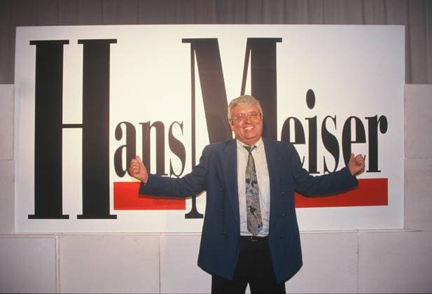 Moderator Hans Meiser im Studio vor dem Logo, Schriftzug der RTL Talkshow Hans Meiser am 14.08.1992 *** Presenter Hans Meiser in the studio in front of the logo, lettering of the RTL talk show Hans Meiser on 14 08 1992