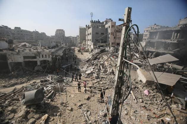Bilder des Jahres 2023, News 11 November News Themen der Woche KW45 News Bilder des Tages People search through buildings, destroyed during Israeli air raids on Al-Shati refugee camp in Gaza City People search through buildings, destroyed during Israeli air raids on Al-Shati refugee camp in Gaza City on November 6, 2023. The Israeli army has expanded its military assault. The Gaza strip, a besieged Palestinian territory, is under heavy bombing from Israel in response to the large-scale attack carried out on October 7 by Hamas in Israel. The international community is stepping up pressure for a humanitarian truce. Photo by Bashar Taleb apaimages Gaza city Gaza Strip Palestinian Territory 061123_Gaza_BT_00(11) Copyright: xapaimagesxPhotoxbyxBasharxTaleb xapaimagesx