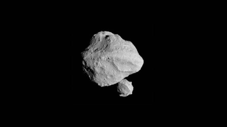 November 1, 2023, Space: This image released today shows the moonrise of the satellite as it emerges from behind asteroid Dinkinesh as seen by the Lucy Long-Range Reconnaissance Imager (L LORRI), one of the most detailed images returned by NASA s Lucy spacecraft during its flyby of the asteroid binary. Image was taken at 12:55 p.m. EDT Nov. 1, 2023, within a minute of closest approach, from a range of approximately 270 miles. From this perspective, the satellite is behind the primary asteroid. The image has been sharpened and processed to enhance contrast. Space - ZUMAz03_ 20231104_shn_z03_338 Copyright: xNASA Goddardx