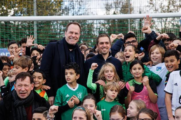 06.11.2023. Düsseldorf. Die UEFA EURO 2024 wird - getreu dem städtischen Motto Everybody s Heimspiel - zu einem Fußballfest für alle Düsseldorferinnen und Düsseldorfer. Die UEFA EURO 2024 soll auch über das Turnier hinaus nachhaltig sichtbare Spuren in der Stadt hinterlassen. Aus diesem Grund besucht Oberbürgermeister Dr. Stephan Keller (li.) zusammen mit Turnierdirektor und Fußball-Weltmeister Philipp Lahm (re.) über 150 Nachwuchskickerinnen und -kicker beim SV Wersten Düsseldorf Wersten Nordrhein-Westfalen Deutschland