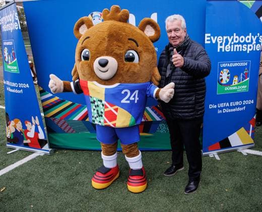 06.11.2023. Düsseldorf. Die UEFA EURO 2024 wird - getreu dem städtischen Motto Everybody s Heimspiel - zu einem Fußballfest für alle Düsseldorferinnen und Düsseldorfer. Die UEFA EURO 2024 soll auch über das Turnier hinaus nachhaltig sichtbare Spuren in der Stadt hinterlassen. Aus diesem Grund besucht Peter Frymuth (Vizepräsident des Deutschen Fußballbundes und Präsident des Fußballverbandes Niederrhein) über 150 Nachwuchskickerinnen und -kicker beim SV Wersten. Hier mit Maskottchen Albärt. Düsseldorf Wersten Nordrhein-Westfalen Deutschland