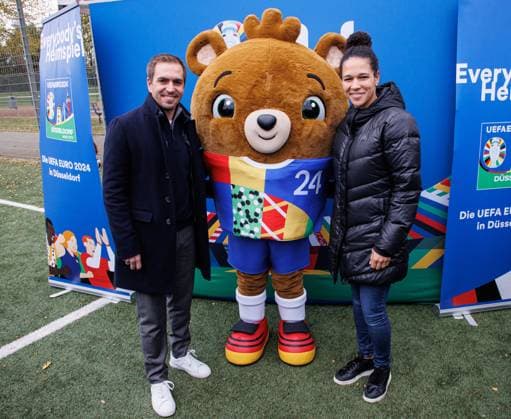 06.11.2023. Düsseldorf. Die UEFA EURO 2024 wird - getreu dem städtischen Motto Everybody s Heimspiel - zu einem Fußballfest für alle Düsseldorferinnen und Düsseldorfer. Die UEFA EURO 2024 soll auch über das Turnier hinaus nachhaltig sichtbare Spuren in der Stadt hinterlassen. Aus diesem Grund besuchen Turnierdirektor und Fußball-Weltmeister Philipp Lahm und Celia äaöic (Botschafterin und ehemalige Nationalspielerin), über 150 Nachwuchskickerinnen und -kicker beim SV Wersten. Hier mit Maskottchen Albärt. Düsseldorf Wersten Nordrhein-Westfalen Deutschland