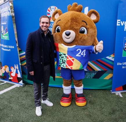 06.11.2023. Düsseldorf. Die UEFA EURO 2024 wird - getreu dem städtischen Motto Everybody s Heimspiel - zu einem Fußballfest für alle Düsseldorferinnen und Düsseldorfer. Die UEFA EURO 2024 soll auch über das Turnier hinaus nachhaltig sichtbare Spuren in der Stadt hinterlassen. Aus diesem Grund besucht Turnierdirektor und Fußball-Weltmeister Philipp Lahm über 150 Nachwuchskickerinnen und -kicker beim SV Wersten. Hier mit Maskottchen Albärt. Düsseldorf Wersten Nordrhein-Westfalen Deutschland