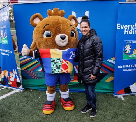 06.11.2023. Düsseldorf. Die UEFA EURO 2024 wird - getreu dem städtischen Motto Everybody s Heimspiel - zu einem Fußballfest für alle Düsseldorferinnen und Düsseldorfer. Die UEFA EURO 2024 soll auch über das Turnier hinaus nachhaltig sichtbare Spuren in der Stadt hinterlassen. Aus diesem Grund besucht Celia äaöic (Botschafterin und ehemalige Nationalspielerin über 150 Nachwuchskickerinnen und -kicker beim SV Wersten. Hier mit Maskottchen Albärt. Düsseldorf Wersten Nordrhein-Westfalen Deutschland
