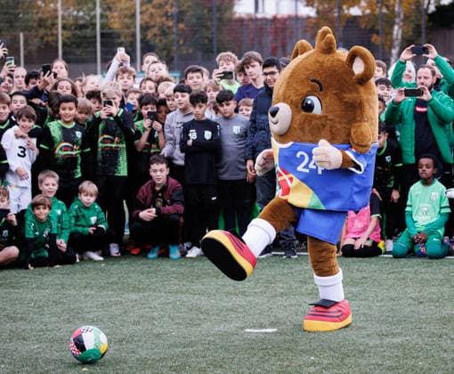 06.11.2023. Düsseldorf. Die UEFA EURO 2024 wird - getreu dem städtischen Motto Everybody s Heimspiel - zu einem Fußballfest für alle Düsseldorferinnen und Düsseldorfer. Die UEFA EURO 2024 soll auch über das Turnier hinaus nachhaltig sichtbare Spuren in der Stadt hinterlassen. Aus diesem Grund besucht Maskottchen Albärt über 150 Nachwuchskickerinnen und -kicker beim SV Wersten. Düsseldorf Wersten Nordrhein-Westfalen Deutschland