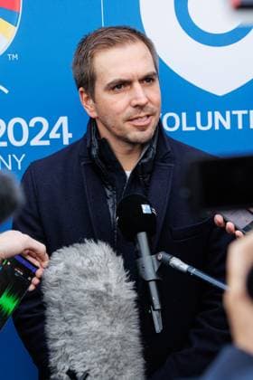 06.11.2023. Düsseldorf. Die UEFA EURO 2024 wird - getreu dem städtischen Motto Everybody s Heimspiel - zu einem Fußballfest für alle Düsseldorferinnen und Düsseldorfer. Die UEFA EURO 2024 soll auch über das Turnier hinaus nachhaltig sichtbare Spuren in der Stadt hinterlassen. Aus diesem Grund besucht Turnierdirektor und Fußball-Weltmeister Philipp Lahm über 150 Nachwuchskickerinnen und -kicker beim SV Wersten. Düsseldorf Wersten Nordrhein-Westfalen Deutschland