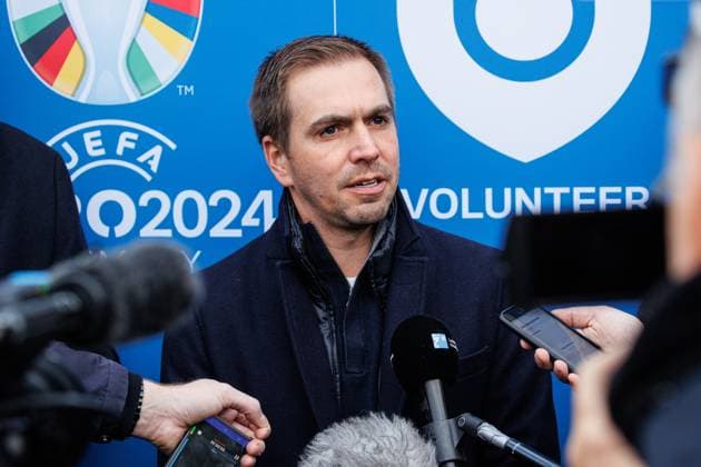 06.11.2023. Düsseldorf. Die UEFA EURO 2024 wird - getreu dem städtischen Motto Everybody s Heimspiel - zu einem Fußballfest für alle Düsseldorferinnen und Düsseldorfer. Die UEFA EURO 2024 soll auch über das Turnier hinaus nachhaltig sichtbare Spuren in der Stadt hinterlassen. Aus diesem Grund besucht Turnierdirektor und Fußball-Weltmeister Philipp Lahm über 150 Nachwuchskickerinnen und -kicker beim SV Wersten. Düsseldorf Wersten Nordrhein-Westfalen Deutschland