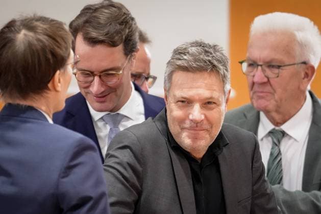 Auftaktbilder zur Ministerpraesidentenkonferenz und Migrationsgipfel im Bundeskanzleramt Bundeswirtschafts- und Klimaminister Robert Habeck (Gruene) mit Hendrik Wuest (CDU) Ministerpraesident von Nordrhein-Westfalen und Winfried Kretschmann (Gruene) Ministerpraesident von Baden-Wuerttemberg und Bundesgesundheitsminister Karl Lauterbach (SPD) im Hintergrund beim Auftakt der Ministerpraesidentenkonferenz dem Migrationsgipfel im Bundeskanzleramt Berlin 06.11.2023 Berlin Berlin Deutschland *** Opening pictures of the Minister Presidents Conference and Migration Summit in the Federal Chancellery Federal Minister for Economic Affairs and Climate Robert Habeck Greens with Hendrik Wuest CDU Minister President of North Rhine-Westphalia and Winfried
