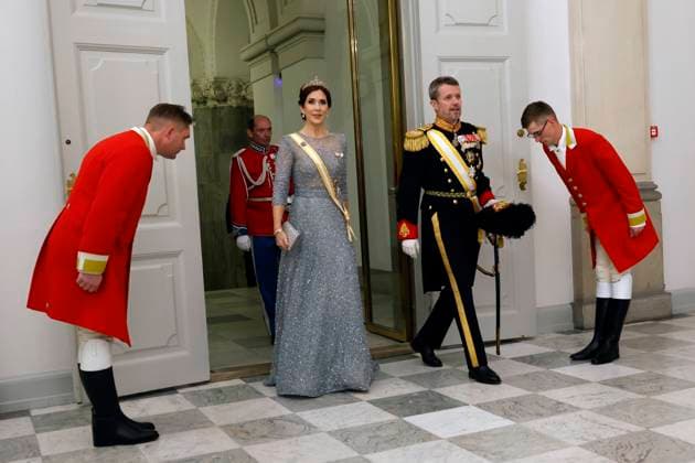 Crown Prince Frederik (2-R) and Crown Princess Mary (C) of Denmark react upon arrival to the gala dinner hosted by Queen Margrethe II of Denmark in the framework of Spain s King Felipe VI and Queen Letizia s visit, in Copenhagen, Denmark, 06 november 2023. Spain s King Felipe VI and Queen Letizia are on a three-day visit to the country. Spain s King Felipe VI and Queen Letizia visit Copenhagen !ACHTUNG: NUR REDAKTIONELLE NUTZUNG!  Copyright: xJUANJOxMARTINx(es-ES)x GRAF815 20231106-55012251056_1