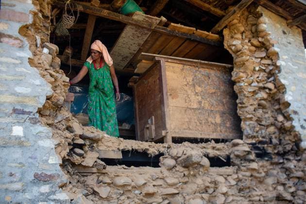 Bilder des Jahres 2023, News 11 November News Themen der Woche KW45 News Bilder des Tages (231106) -- JAJARKOT (NEPAL), Nov. 6, 2023 -- A woman is seen inside a house damaged in an earthquake in Jajarkot, Nepal, on Nov. 6, 2023. A total of 157 people have been confirmed dead and 349 others injured by 19:00 local time on Monday, and 17,529 houses have been found partially damaged and 17,792 others fully destroyed, according to Nepal s National Emergency Operation Center under the Ministry of Home Affairs. (Photo by Xinhua) NEPAL-JAJARKOT-EARTHQUAKE SulavxShrestha 