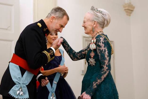 Entertainment Themen der Woche KW45 Entertainment Bilder des Tages Spain s King Felipe VI (L) and Queen Letizia (C) are greeted by Queen Margrethe II (R) of Denmark upon arrival to the gala dinner in the framework of Spain s King Felipe VI and Queen Letizia s visit, in Copenhagen, Denmark, 06 november 2023. Spain s King Felipe VI and Queen Letizia are on a three-day visit to the country. Spain s King Felipe VI and Queen Letizia visit Copenhagen !ACHTUNG: NUR REDAKTIONELLE NUTZUNG!  Copyright: xJUANJOxMARTINx(es-ES)x GRAF844 20231106-55012251371_1