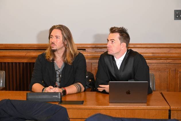 Bilder des Jahres 2023, Entertainment 11 November Entertainment Themen der Woche KW45 Entertainment Bilder des Tages Prozessauftakt gegen Gil Ofarim 07.11.2023 gegen 9 Uhr Leipzig, Landgericht Leipzig Prozessauftakt gegen Musiker Gil Ofarim am Landgericht Leipzig wegen Verleumdung u.a. Im Bild: Angeklagter Musiker Gil Ofarim mit Rechtsanwalt Dr. Alexander Stevens im Sitzungssaal des Landgericht Leipzig Leipzig Sachsen Deutschland *** Start of trial against Gil Ofarim 07 11 2023 around 9 a.m. Leipzig, Leipzig Regional Court Start of trial against musician Gil Ofarim at Leipzig Regional Court for defamation and other In the picture Defendant musician Gil Ofarim with lawyer Dr Alexander Stevens in the courtroom of the Leipzig Regional Court Leipzig Saxony Germany Copyright: xEHLxMedia Erik-HolmxLanghofx 231107_prozess-gil-ofarim-leipzig_3