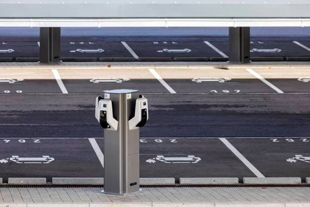 Größter Ladepark der Welt am Bahnhof Merklingen Schwäbische Alb eröffnet. 259 überdachte Stationen für Elektroautos finden sich unter zwei 160 und 190 Meter langen Dächern. Der Zweckverband Schwäbische Alb und das Land investieren für den Ladepark rund fünf Millionen Euro. 01.11.2023: Merklingen, Alb-Donau-Kreis, Baden-Württemberg, Deutschland, Europa ( (c) Arnulf Hettrich Fnoxx, Veroeffentlichung nur gegen Honorar, Urhebervermerk und Belegexemplar. Kontakt: Arnulf Hettrich, Bildagentur F, Europa *** largest Charging park the World on Train station Merklingen Swabian Alb opened 259 roofed Stations for Electric cars find itself at Two 160 and 190 Meter long Roofs the Zweckverband Swabian Alb and the Country invest for the Charging park A Copyright: imageBROKER ArnulfxHettrich iblhet09791622.jpg