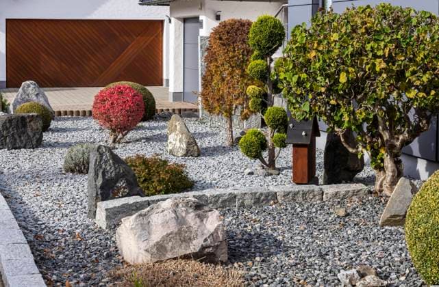  Schottergarten vor einem Einfamilienhaus, Merklingen, Alb-Donau-Kreis, Baden-Württemberg, Deutschland, Europa *** Gravel garden before a Single-family house, Merklingen, Alb Danube Circle, Bathing Württemberg, Germany, Europe Copyright: imageBROKER/ArnulfxHettrich iblhet09791631.jpg