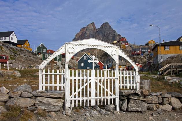  Friedhof und Herzberg in Uummannaq, Nordgrönland, Grönland, Nordamerika *** Cemetery and Herzberg in Uummannaq, North Greenland, Greenland, North America Copyright: imageBROKER/alimdix/xArterrax/xSven-ErikxArndt ibltsm09802642.jpg
