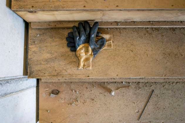 07.11.2023, Arbeitshandschuhe liegen auf einer alten Treppe auf einer Baustelle. 07.11.2023, Arbeitshandschuhe auf einer Treppe 07.11.2023, Arbeitshandschuhe auf einer Treppe *** 07 11 2023, Work gloves lying on an old staircase on a construction site 07 11 2023, Work gloves on a staircase 07 11 2023, Work gloves on a staircase