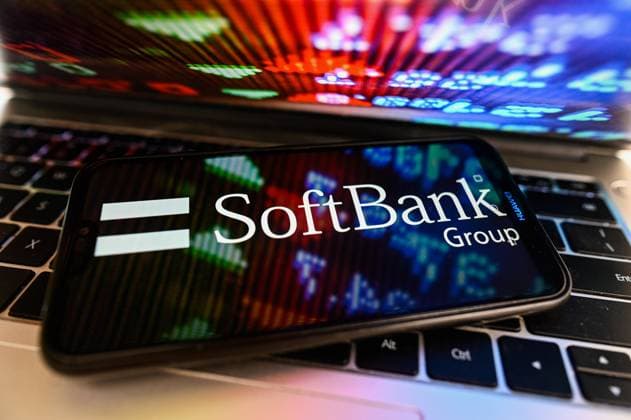 Logos displayed on smartphones in Poland - 07 Nov 2023 In this photo illustration, a SoftBank logo is displayed on a smartphone. Poland Copyright: xOmarxMarquesx xSOPAxImagesx omarques_07112023_ILLUS_PHONE_tech-8