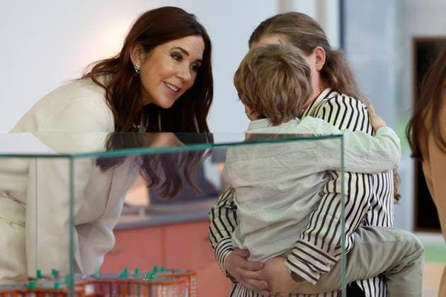 COPENHAGUE, 07 11 2023.- La princesa Mary Donaldson de Dinamarca (i), visita junto a la reina Letizia el módulo de ninos del Rigshospitalet en Copenhague, este martes, dentro del viaje oficial que los Reyes de Espana llevan a cabo por Dinamarca. Viaje oficial de los Reyes de Espana a Dinamarca !ACHTUNG: NUR REDAKTIONELLE NUTZUNG!  Copyright: xJUANJOxMARTINx GRAF1515 20231107-55012256453_1