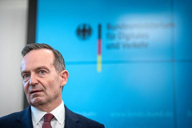 News Themen der Woche KW45 News Bilder des Tages Pressekonferenz des Bundesverkehrsminister zur Finanzierung des Deutschlandticket Volker Wissing Bundesverkehrsminister (FDP) im Portrait bei der Pressekonferenz im Anschluss an die Verhandlungen der Ministerpraesidentenkonferenz und der Finanzierung und weiterem vorgehen des Deutschlandticket auch bekannt als 49 EUR Ticket im Bundesverkehrsministerium in Berlin Berlin Berlin Deutschland *** Press conference of the Federal Minister of Transport on the financing of the Deutschlandticket Volker Wissing Federal Minister of Transport FDP in portrait at the press conference following the negotiations of the Conference of Minister Presidents and the financing and further procedure of the Deutschlandticket also known as 49 EUR Ticket in the Feder