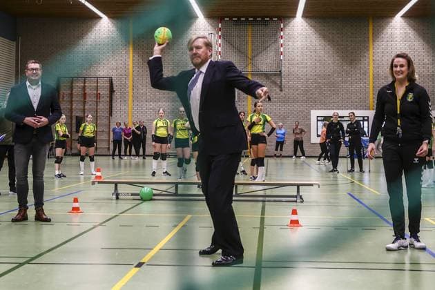 Entertainment Themen der Woche KW45 Entertainment Bilder des Tages HENGEVELDE - King Willem-Alexander throws a ball at a handball goal during a visit to the village of Hengevelde. The Overijssel village has a strong entrepreneurial climate with more than 150 companies and more than a thousand jobs. ANP VINCENT JANNINK netherlands out - belgium out  Copyright: xx x483255355x originalFilename: 483255355.jpg