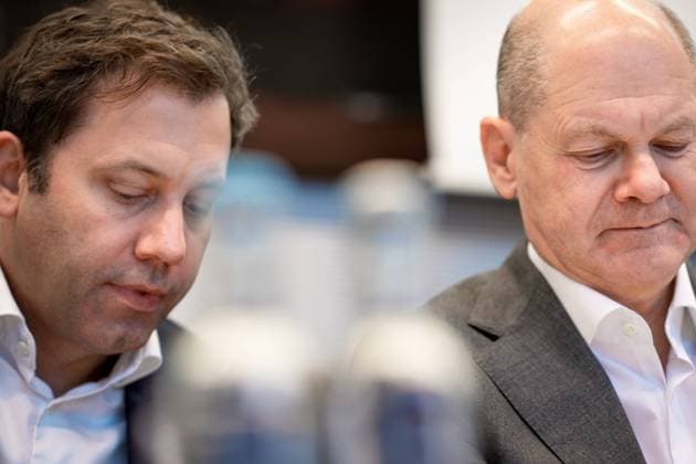 News Bilder des Tages Sitzung der Bundestagsfraktion der SPD Bundeskanzler Olaf Scholz (SPD) gemeinsam mit Vorsitzender Lars Klingbeil (SPD) im Vorfeld der Bundestagsfraktionssitzung der SPD in Berlin, 08.11.2023 Berlin Berlin Deutschland *** Meeting of the SPD parliamentary group in the Bundestag Federal Chancellor Olaf Scholz SPD together with Chairman Lars Klingbeil SPD in the run-up to the SPD parliamentary group meeting in Berlin, 08 11 2023 Berlin Berlin Germany