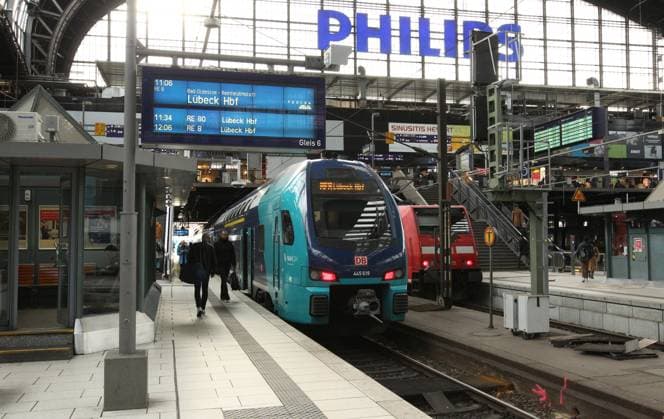 Ein Regionalzug der Deutschen Bahn in Richtung Lübeck steht im Hauptbahnhof Hamburg. St. Georg Hamburg