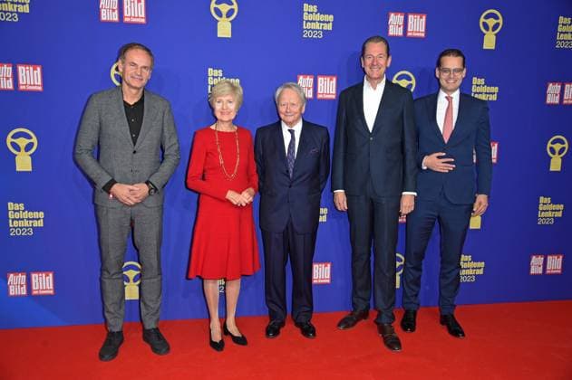 Oliver Blume (Vorstandsvorsitzender der Dr. Ing. h. c. F. Porsche AG), Friede Springer, Wolfgang Porsche (Aufsichtsratsvorsitzende der Porsche AG), Mathias Döpfner (Vorstandsvorsitzender der Axel Springer SE), Claudius Senst (CEO der BILD-Gruppe) - VERLEIHUNG DAS GOLDENE LENKRAD 2023 im Axel Springer Hochhaus in Berlin am 07.11.2023