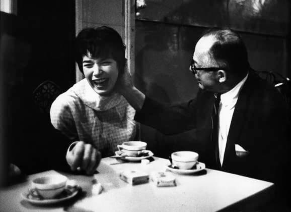 Film Irma La Douce Director Billy Wilder and actress Shirley MacLaine at a Paris cafe Paris France  Copyright: xLeoxFuchsx 0644 Shirley MacLaine Billy Wilder KIDDING SET