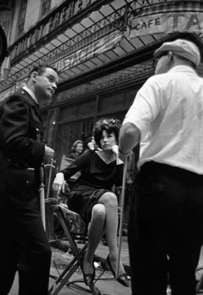 Film Irma La Douce Director Billy Wilder with actors Jack Lemmon and Shirley MacLaine at the set of the film Hollywood, CA USA  Copyright: xLeoxFuchsx 0714 Jack Lemmon Shirley MacLaine Billy Wilder DISCUSSION 2 SET