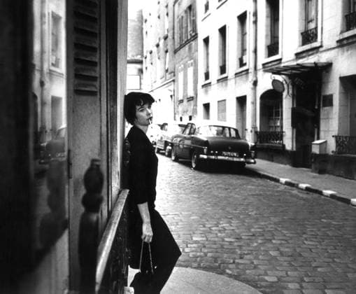 Film Irma La Douce Actress Shirley MacLaine walking around Paris Paris France  Copyright: xLeoxFuchsx R0194-MacLaine-ILD