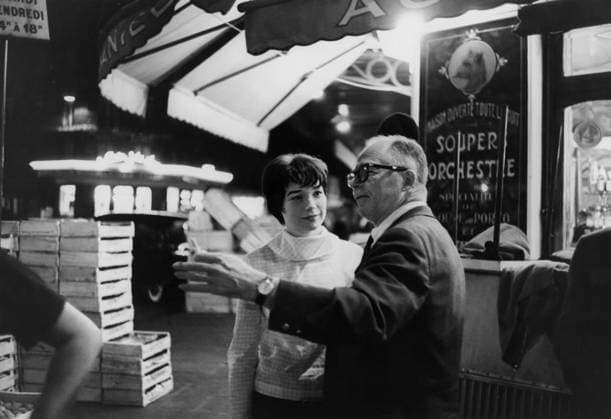 Film Irma La Douce Director Billy Wilder with actress Shirley MacLaine at Paris streets Paris France  Copyright: xLeoxFuchsx R0214-MacLaine-Wilder-ILD