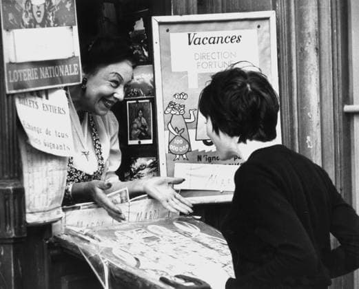 Film Irma La Douce Actress Shirley MacLaine with a fortune teller in Paris Paris France  Copyright: xLeoxFuchsx R0267-MacLaine-ILD