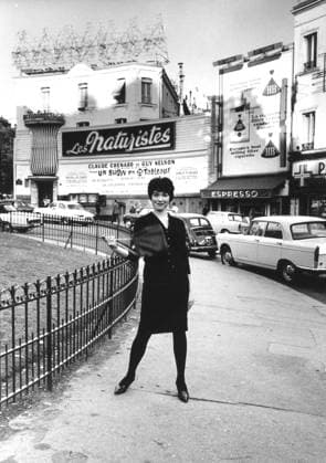 Film Irma La Douce Actress Shirley MacLaine walking around Paris Paris France  Copyright: xLeoxFuchsx R0275-MacLaine-ILD