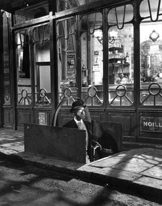 Film Irma La Douce Actor Jack Lemmon in a scene of the film Hollywood, CA USA  Copyright: xLeoxFuchsx R0330-Lemmon-ILD